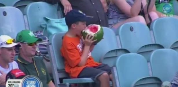 VÍDEO: Garoto vira hit ao comer melancia com casca durante jogo na Austrália