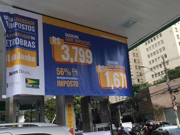 FOTOS: Litro de gasolina a R$ 1,67 provoca fila em posto de combustíveis em SP