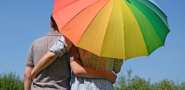 "EMBAIXADORA DE DEUS E JESUS CRISTO": Com carta à mão, mulher quer processar todos os gays da Terra