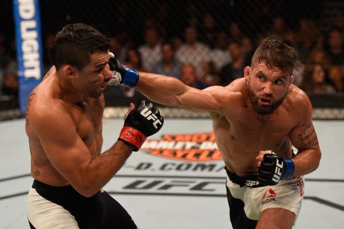 Na estreia no peso-pena do UFC, Renan Barão perde por pontos para Stephens