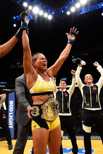 Amanda finaliza Miesha e se torna a primeira brasileira campeã do UFC