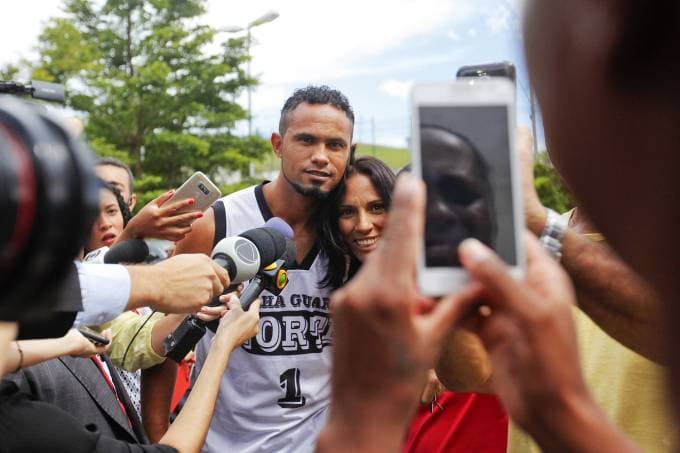 FOTO: Goleiro Bruno tira ‘selfies' com fãs