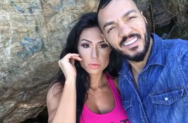 Com intestino preso, Gracyanne fica horas no banheiro e Belo pensa que ela foi sequestrada