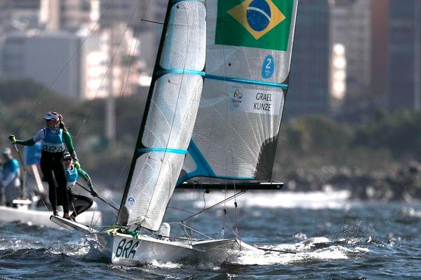 É OURO! Martine Grael e Kahena Kunze garantem medalha na vela