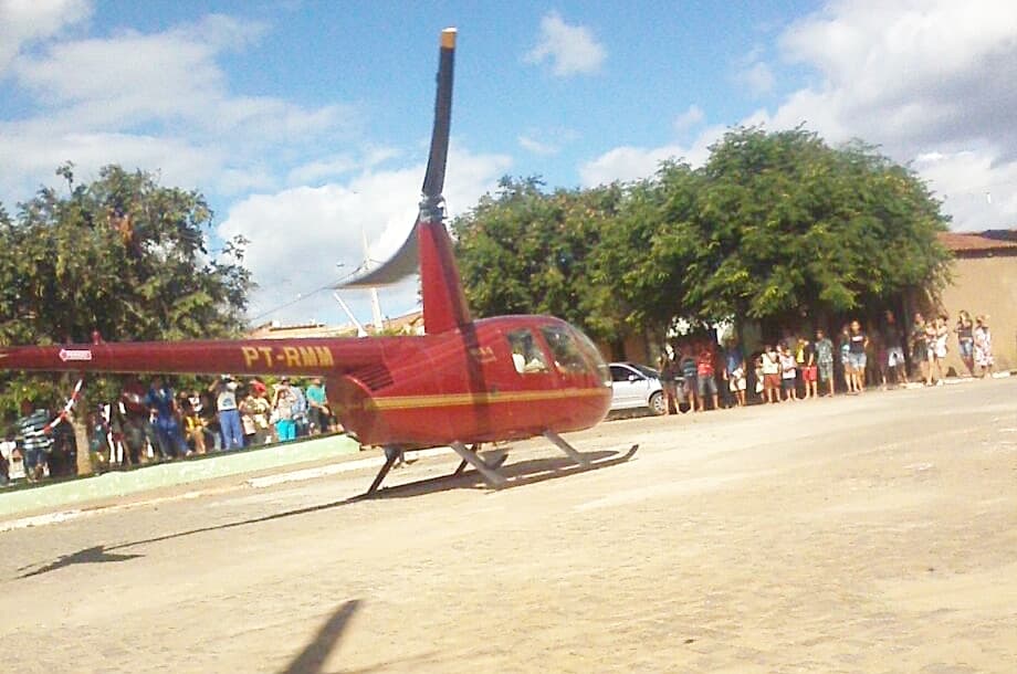FOTO: Piloto pousa helicóptero em rua na PB para empresário falar com amigos