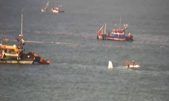 FOTO: Aeronave faz pouso forçado no mar a 200 metros da Praia do Leblon-RJ; piloto e copiloto não se feriram