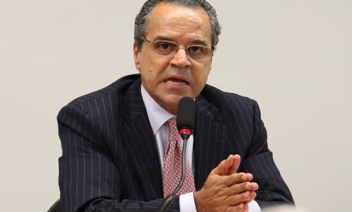 Henrique Alves (PMDB-RN) diz desconhecer US$ 833 mil depositados em sua conta; defesa cita mensalão para absolver ex-ministro
