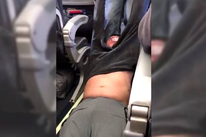 Passageiro é retirado à força de voo com overbooking