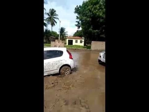 VÍDEO(LAMA E CAOS): Jipeiro ajuda motorista a tirar carro de atoleiro na Av. Moema Tinôco