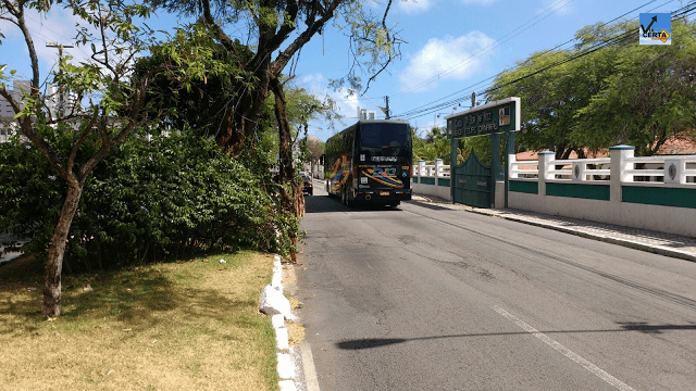 FOTOS E VÍDEO: Motorista tem carro danificado e fica ferido ao colidir com galho de árvore exposto na Hermes da Fonseca