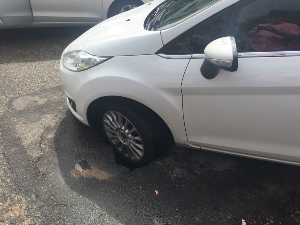 FOTOS(Prejuízo): Carro "cai" em buraco em trecho da Rodrigues Alves