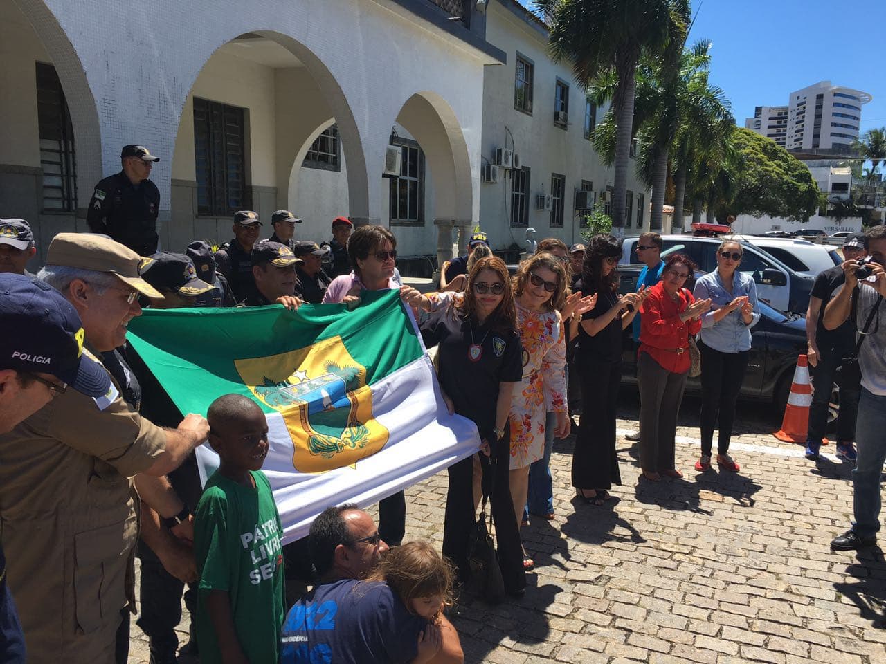 FOTOS: carreata é recebida no Comando da PM