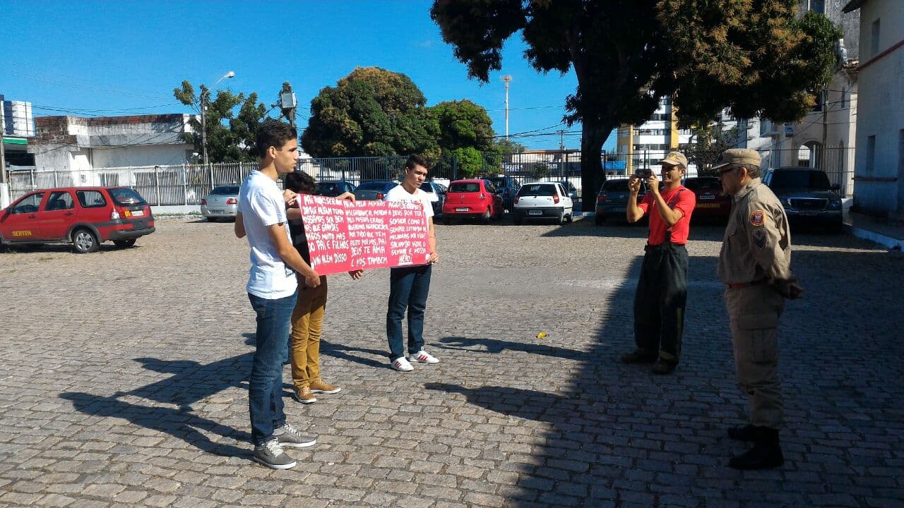 FOTO: Sargento do Corpo de Bombeiros se prepara para sair do serviço 24h quando recebe homenagem dos filhos: "herói" ; veja