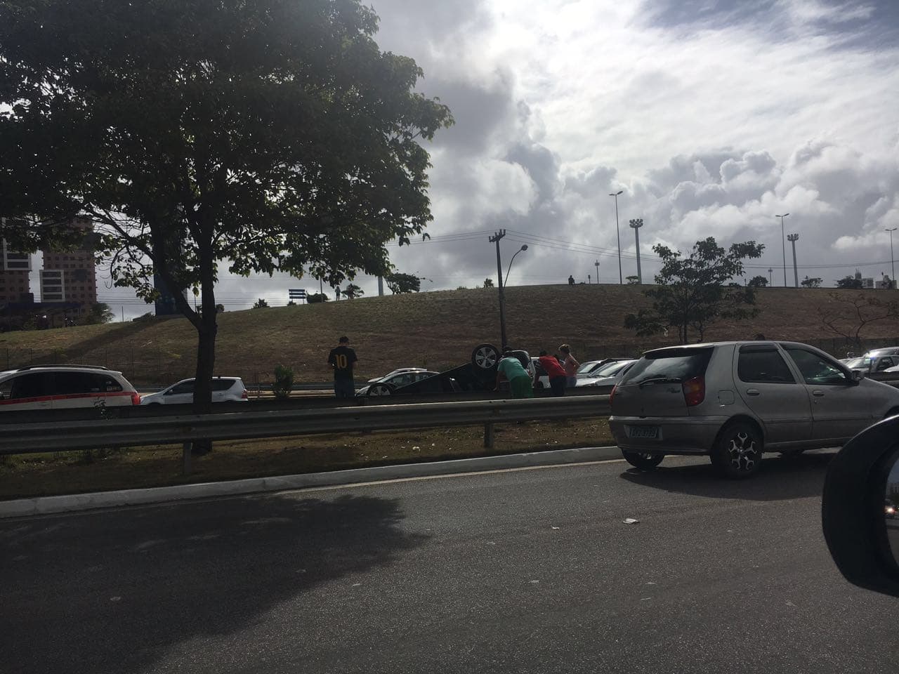 FOTOS: carro capota na BR-101