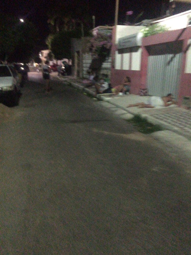 FOTOS: Denúncia de ocupação de filas para "venda" em Cartório Eleitoral em Macau