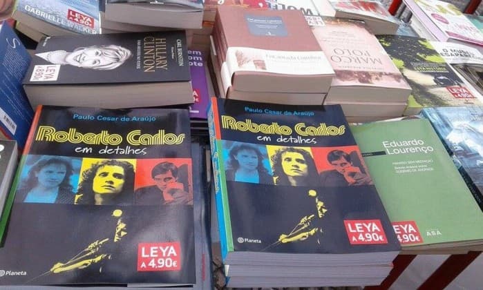 Proibida no Brasil, biografia de Roberto Carlos é vendida em ‘saldão' em Lisboa