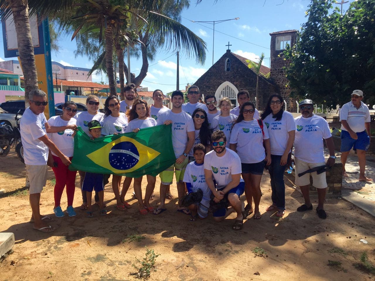 No Dia Mundial do Meio Ambiente, estudantes realizam mutirão de limpeza na Praia da Redinha
