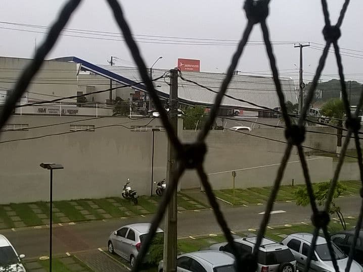 FOTO: Devido a chuva, parte de teto de posto de gasolina desaba em Natal; veja
