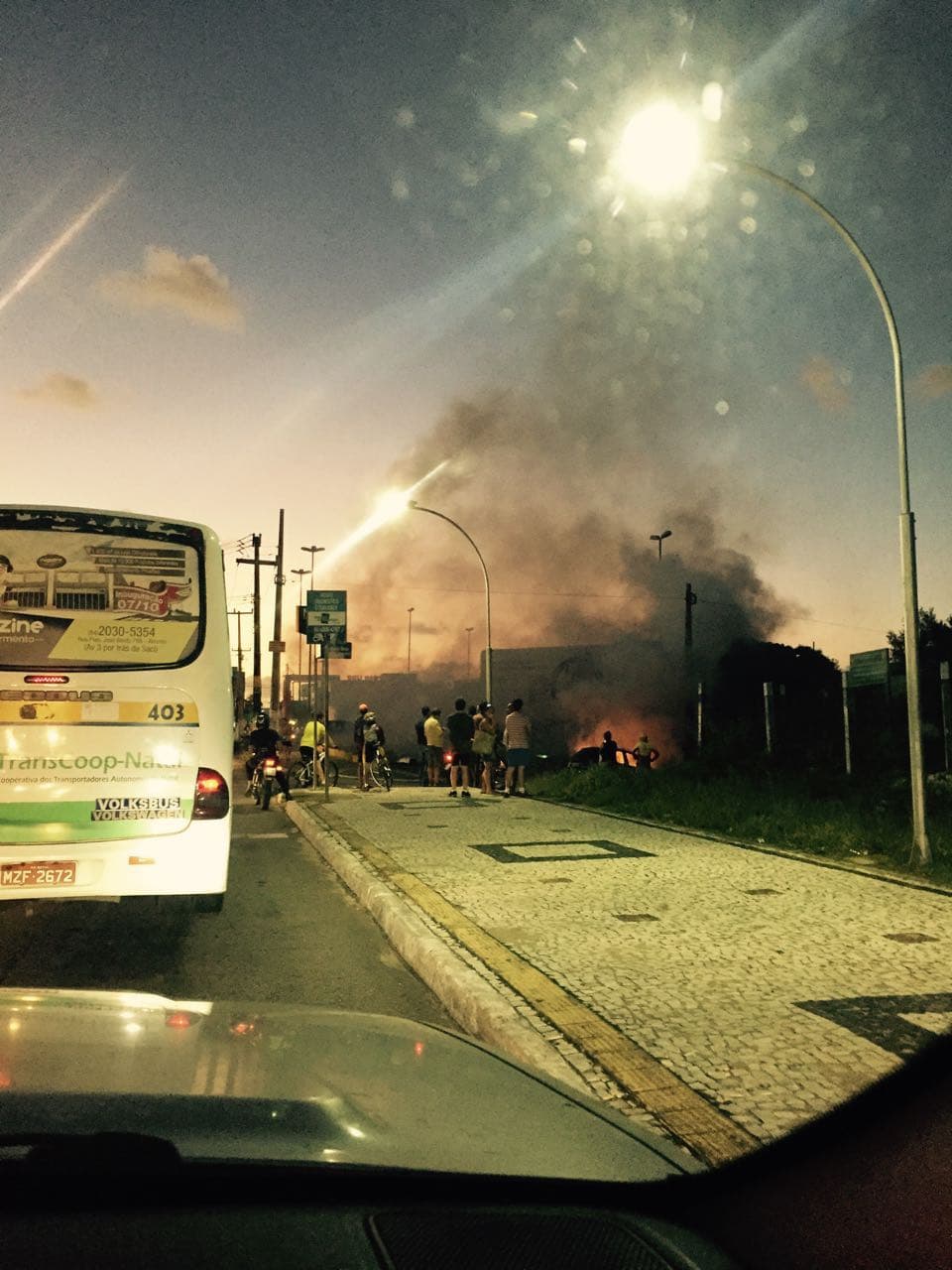 FOTO: Veículo incendiando na Av. Roberto Freire neste momento