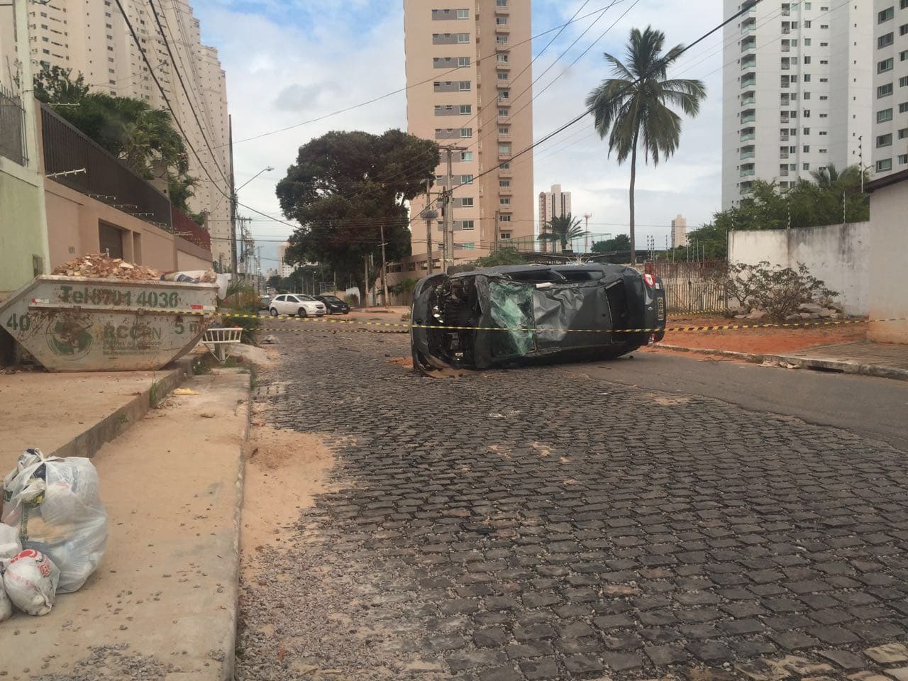 FOTOS: carro capotado desde as primeiras horas desta manhã em Capim Macio