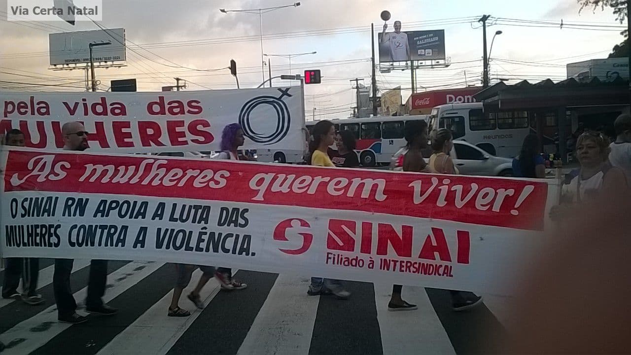 FOTOS: Frente feminista de Natal realiza ato contra a violência à mulher na Salgado Filho com a Bernardo Vieira
