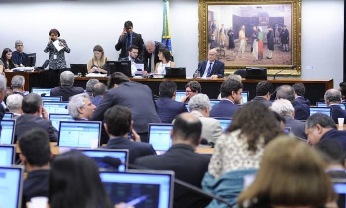 Após quase nove horas, CCJ aprova continuidade da PEC da Previdência