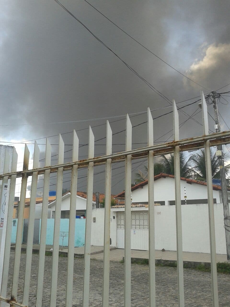 FOTOS: Incêndio próximo a empresa Via Diesel na BR-101