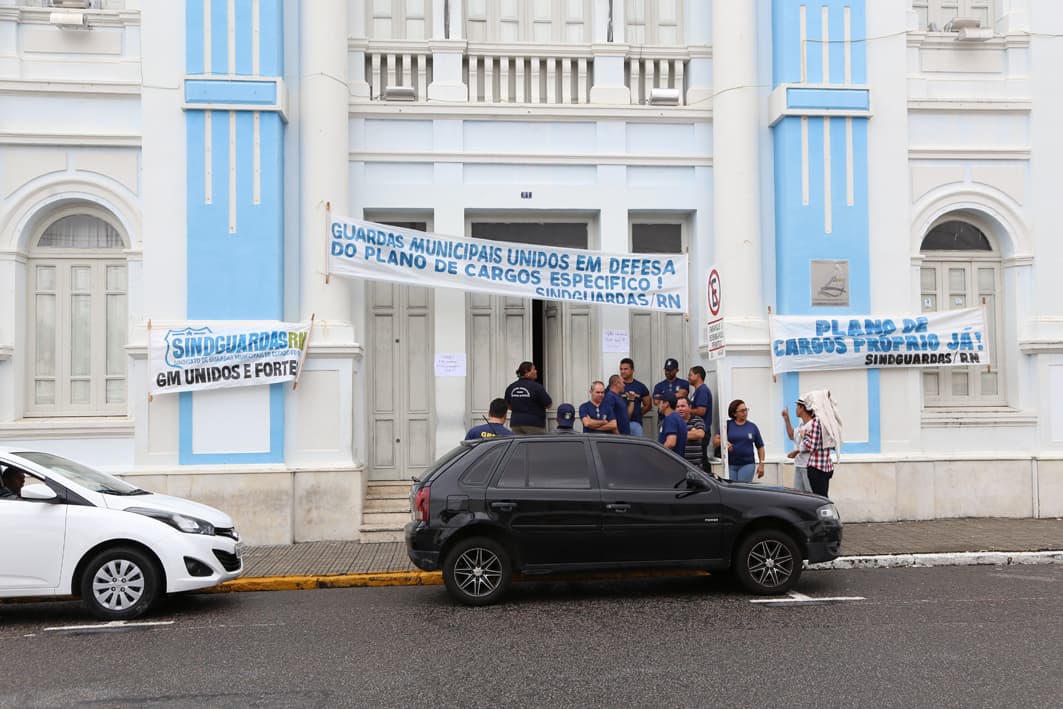FOTOS: Guardas Municipais ainda ocupam Prefeitura do Natal