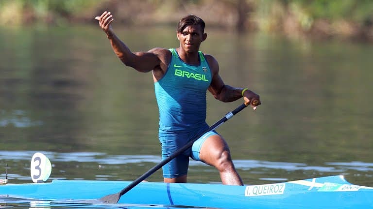 Isaquias é prata e faz história com 1º medalha do Brasil na canoagem