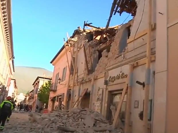 Tremor atinge centro da Itália, deixa feridos e derruba imóveis históricos