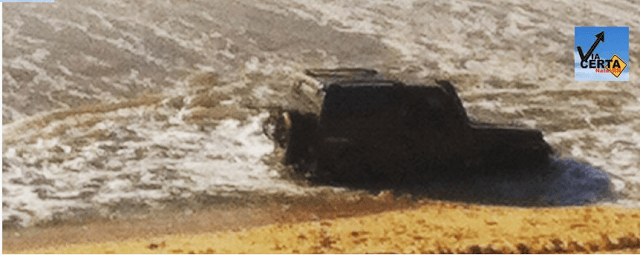 FOTOS: Motorista de jipe de luxo foi surpreendido pelas águas do mar na Via Costeira em Natal