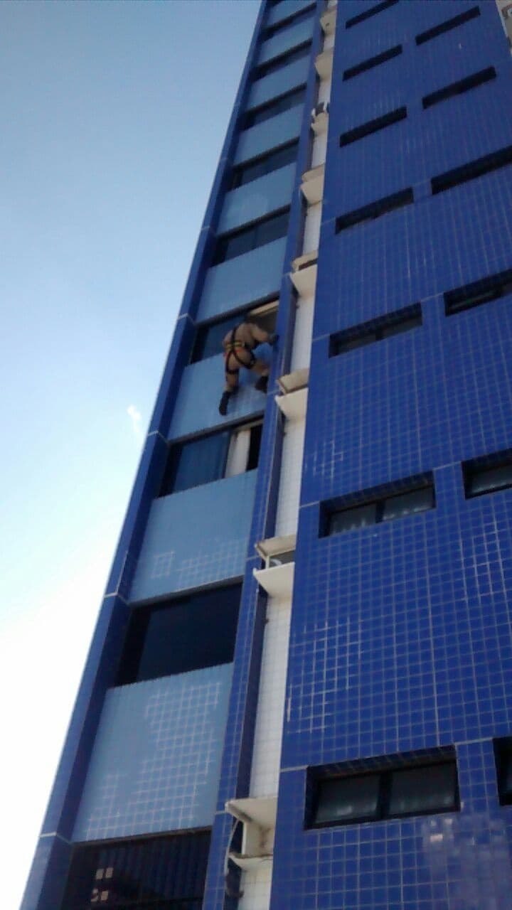 FOTO: Bombeiros resgatam jovem trancado em apartamento em Natal
