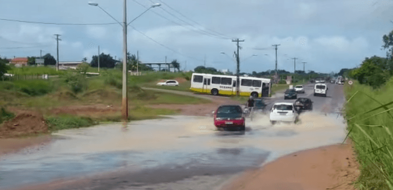 VÍDEO: Banho de lama no único acesso ao aeroporto por Natal