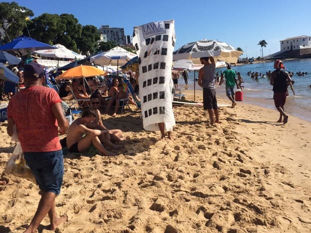FOTO: Jovem se fantasia de prédio La Vue e ‘oferece sombra' em praia de Salvador
