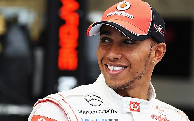 Hamilton aproveita trapalhada da Red Bull e vence a primeira no ano