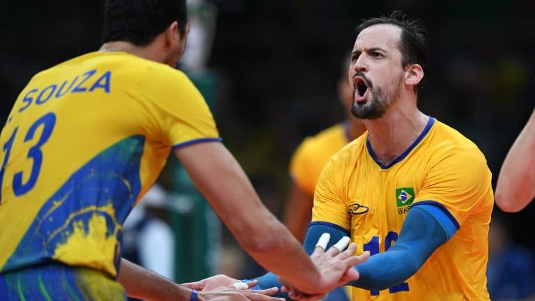 Brasil vence Itália em jogo emocionante e é ouro no vôlei masculino