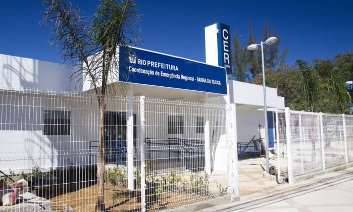 Prefeito do Rio leva filho a hospital municipal e reclama de atendimento
