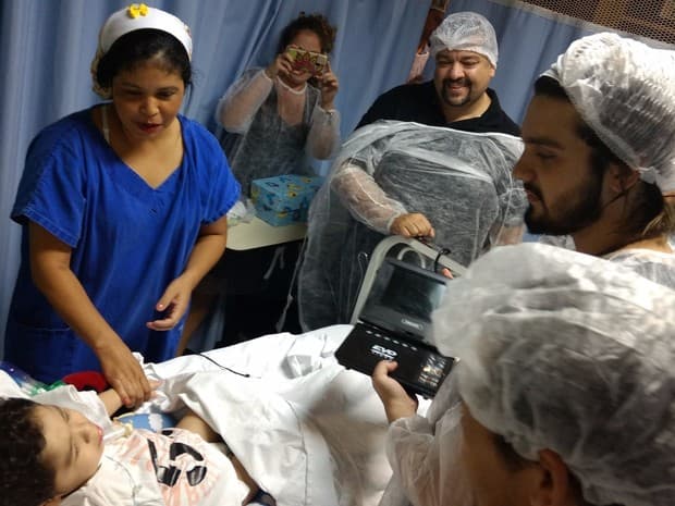 Menino internado há 2 anos em UTI tem alta após visita de Luan Santana