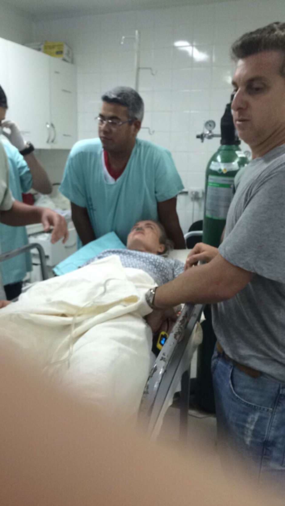 Suposta FOTO de Huck e Angélica em hospital circula pela web; VEJA