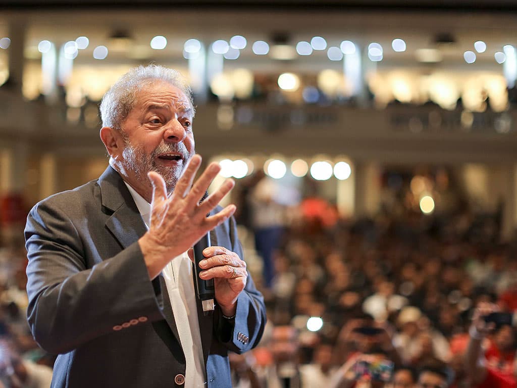 TRF derruba decisão de Moro e dispensa Lula de comparecer a quase 90 depoimentos