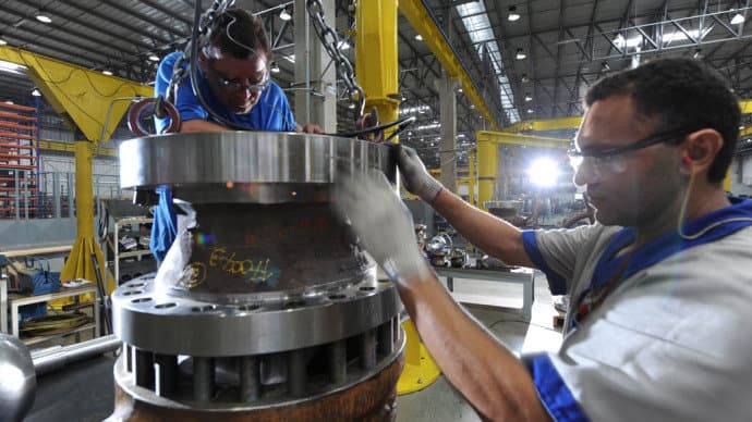 Emprego na indústria cai 6,9% em agosto, maior recuo da história