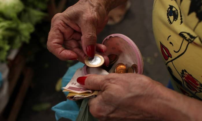 Renda do trabalhador brasileiro teve em março a maior queda real em 12 anos