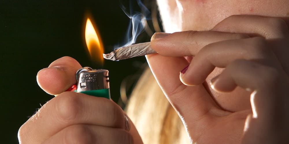 Usuários de maconha têm maior risco de osteoporose, além de coluna e quadril mais fracos, diz pesquisa