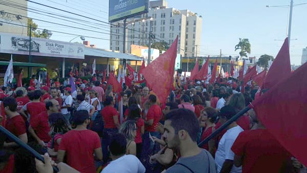 [FOTO] Organização de movimento pró-Dilma contabiliza mais de mil manifestantes