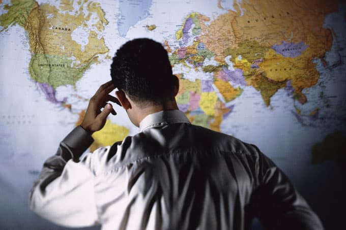 Os hábitos de trabalho que brasileiros “estranham” em 4 países