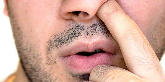 Afirmação absolutamente polêmica (e nojenta) diz que quem come meleca é mais saudável