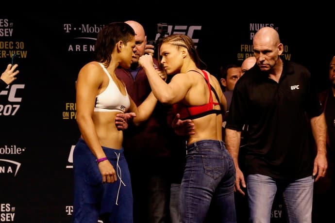 Amanda usa máscara de leoa, e Ronda não fala na cerimônia de pesagem