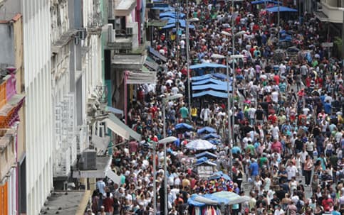 Varejo tem o pior desempenho desde 2001 com queda da renda e crédito mais restrito