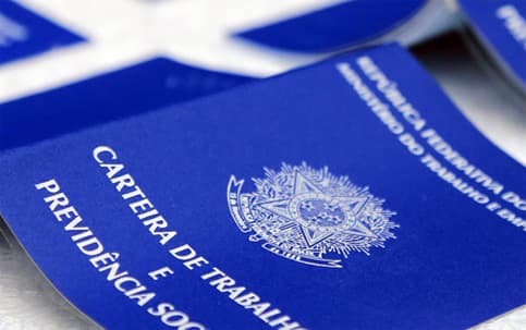 Mais de 1 milhão de brasileiros perdem emprego com carteira e desocupação vai a 8,7%