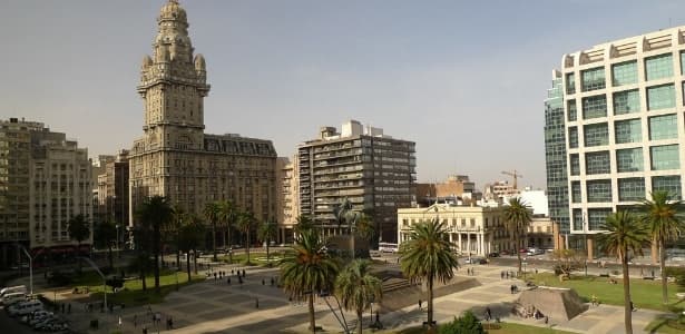 Promulgado acordo com Uruguai que torna mais fácil visto de residência